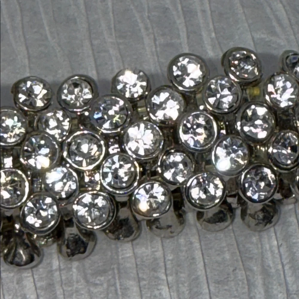 Elegant Silver tone bezel set rhinestone stretch Bracelet so pretty
